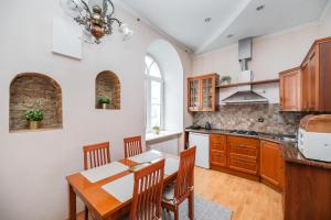 Heritage One Bedr Apartment by the Gates of Dawn by Reside Baltic