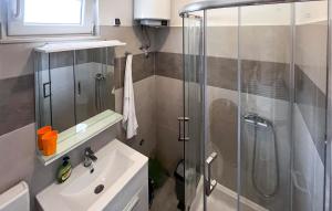 Nice Apartment In Duce With House Sea View