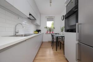 Spacious Warsaw Apartment with Parking Next to Metro by Noclegi Renters