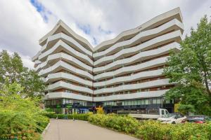 Spacious Warsaw Apartment with Parking Next to Metro by Noclegi Renters