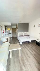 Costasol Jupiter 422 , piscinas abiertas todo el año, Recp 24 horas