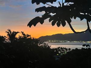 Suíte vista mar, Perequê, local tranquilo, ar cond, abundância