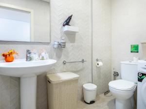 Cute Parque Cattleya 107 close to the beach