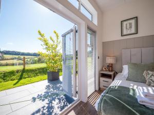 Stylish 3-Bed Lodge with Golf & Spa Access