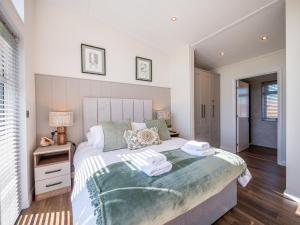 Stylish 3-Bed Lodge with Golf & Spa Access