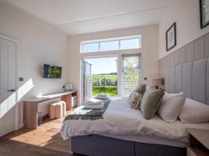 Stylish 3-Bed Lodge with Golf & Spa Access