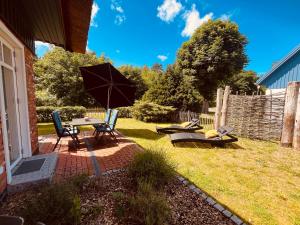 Friesia Urlaub unterm Reetdach fuer 4 Pers Terrasse Garten 2 SZ