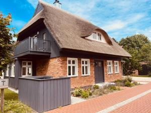 FW Bonica Reetdachhaus 4 Personen Balkon 2 SZ - 4hvězdičkové hotely ve městě Born