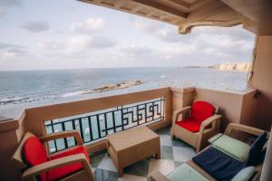 Sea View three bed room High Floor fully AC free WI-FI and parking for familes and same gender group only