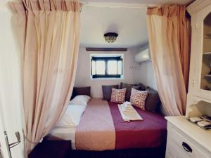 ANCIENT MEROPIA - ARTEMIS, Traditional House- Family, Apollonia