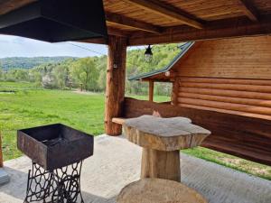 Vysoka brama деревяний будиночок з чаном