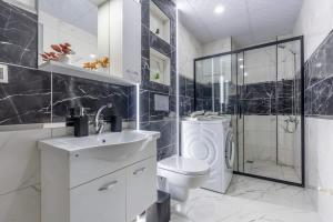 Spacious 2BR Flat Near Old Town & Mall