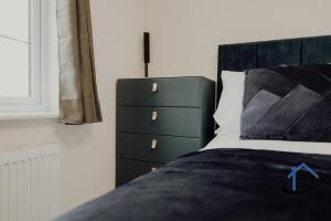 Moore House 3 bed 3 and half bathroom x2 parking