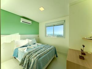 Apto 3 Quartos Condomínio Resort Completo Pé na areia com Piscina borda Infinita, Beach Tennis, Academia, Sala de Jogos, Brinquedoteca, Playground e Portaria 24H 2 Quartos com Ar-Condicionado, Churrasqueira Privativa Reserve Agora e Viva essa Exper