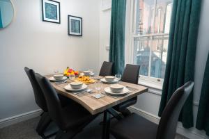 Spacious 4-Bedroom Apartment in Yeovil - Sleeps 8 - Central Location