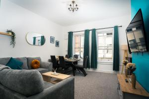 Large 4-Bedroom Apartment Near Town Centre, Perfect for 8 Guests