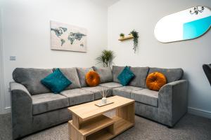 Spacious 4-Bedroom Apartment in Yeovil - Sleeps 8 - Central Location