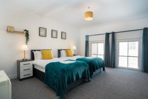 Spacious 4-Bedroom Apartment in Yeovil - Sleeps 8 - Central Location