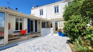 Jolie maison au bord de l'eau