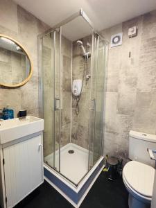 Kingsdowns Top Family Chalet, stunning and cosy interiors, indoor heated pool, mini golf, tennis court, BBQ and beach!