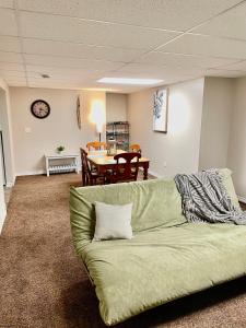 Beautiful Suite Fenced yard Kitchen Laundry