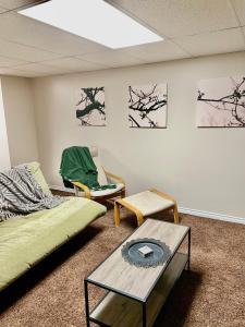 Beautiful Suite Fenced yard Kitchen Laundry