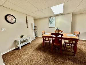 Beautiful Suite Fenced yard Kitchen Laundry