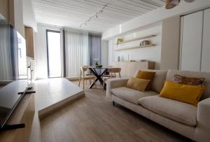 Chic 2BR Apartment Steps from the Gzira Seafront