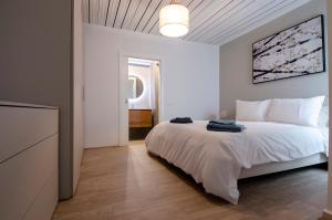 Chic 2BR Apartment Steps from the Gzira Seafront