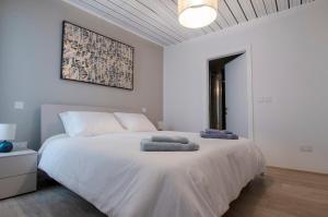 Chic 2BR Apartment Steps from the Gzira Seafront