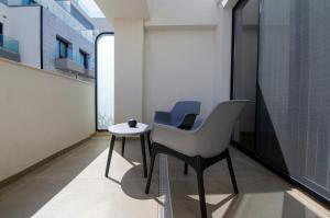 Chic 2BR Apartment Steps from the Gzira Seafront