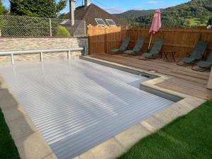 LImpasse 2-6 personnes, spa, cheminée et piscine en été