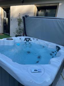 LImpasse 2-6 personnes, spa, cheminée et piscine en été