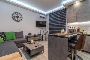 Modern Loutraki Apartment 3min Walk to Beach Fits 4