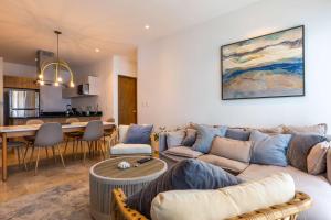 Stylish Condo w Roof Pool & Jacuzzi in Prime Playa