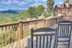 Ski and Hike Mars Hill Mountaintop Cabin with Views