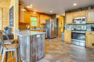 Ski and Hike Mars Hill Mountaintop Cabin with Views