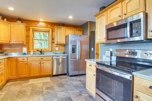 Ski and Hike Mars Hill Mountaintop Cabin with Views