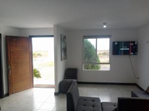 House in Manta, 15from the beach 10 from airport