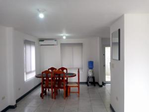 House in Manta, 15from the beach 10 from airport