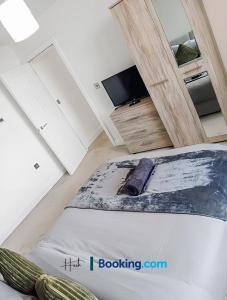 Exceptional 2 Bedroom Apartment With Free Parking, Games, Wi-Fi By Hush Haven Homes Short Lets and Serviced Accommodation