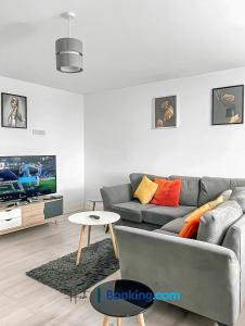 City Centre 2 Bedroom Flat With NETFLIX, Games, Wi-Fi , Parking By Hush Haven Homes Short Lets and Serviced Accommodation