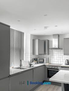 Exceptional 2 Bedroom Apartment With Free Parking, Games, Wi-Fi By Hush Haven Homes Short Lets and Serviced Accommodation