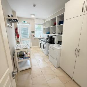 Luxury Vacation Home on the Ring of Kerry-Wild Atlantic Way with Mountain & Sea Views - 5 min walk to Glenbeigh Village - 10 min drive to Rossbeigh Beach & Dooks Golf Course - 30 minute drive from Muckross House and National Park