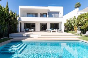 Luxury Villa with Heated Pool, Jacuzzi, Sauna and more