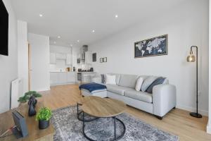 Modern 1BR Above Train to Kings Cross