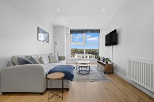 Modern 1BR Above Train to Kings Cross
