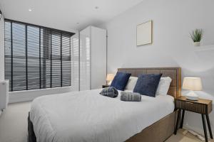 Modern 1BR Above Train to Kings Cross