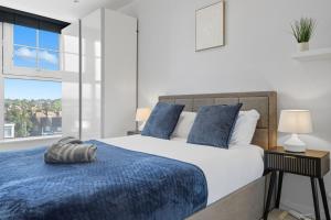 Modern 1BR Above Train to Kings Cross