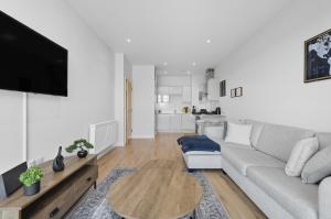 Modern 1BR Above Train to Kings Cross
